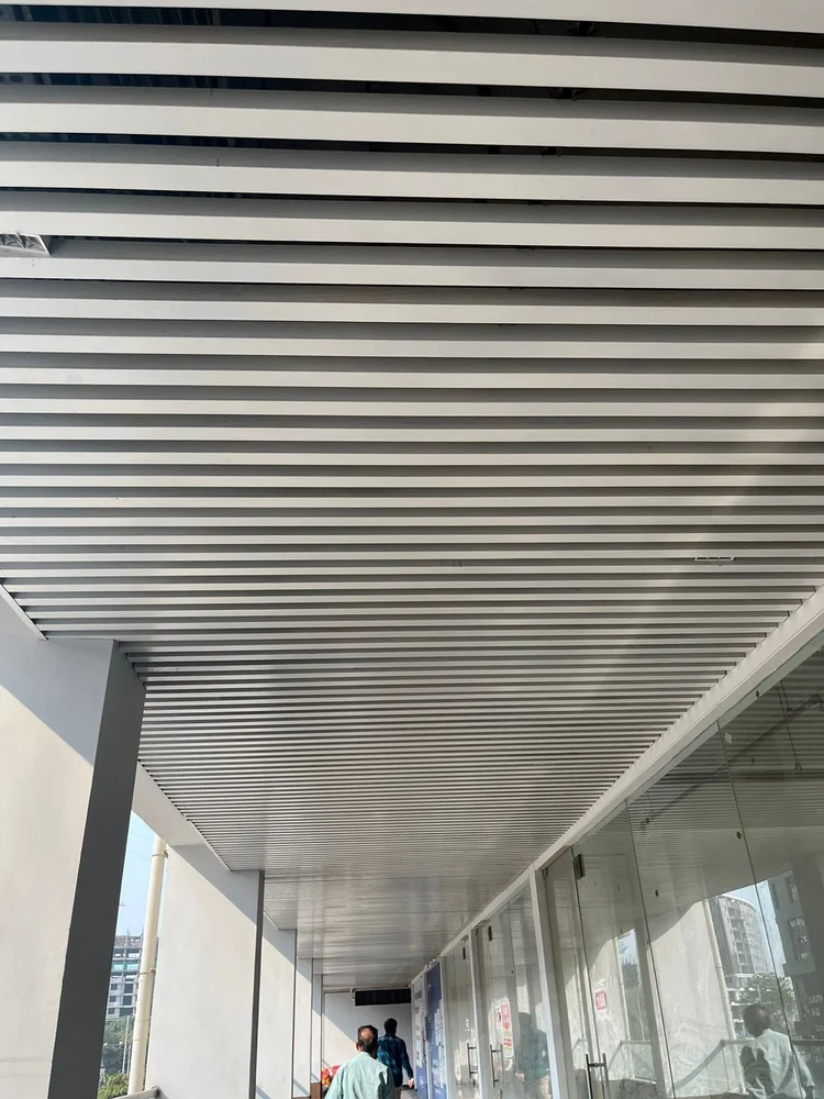 Baffle ceiling for commercial projects