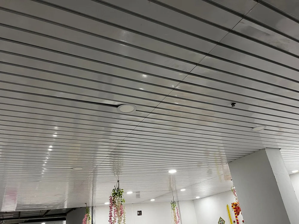 White metal baffle ceiling - Image 3